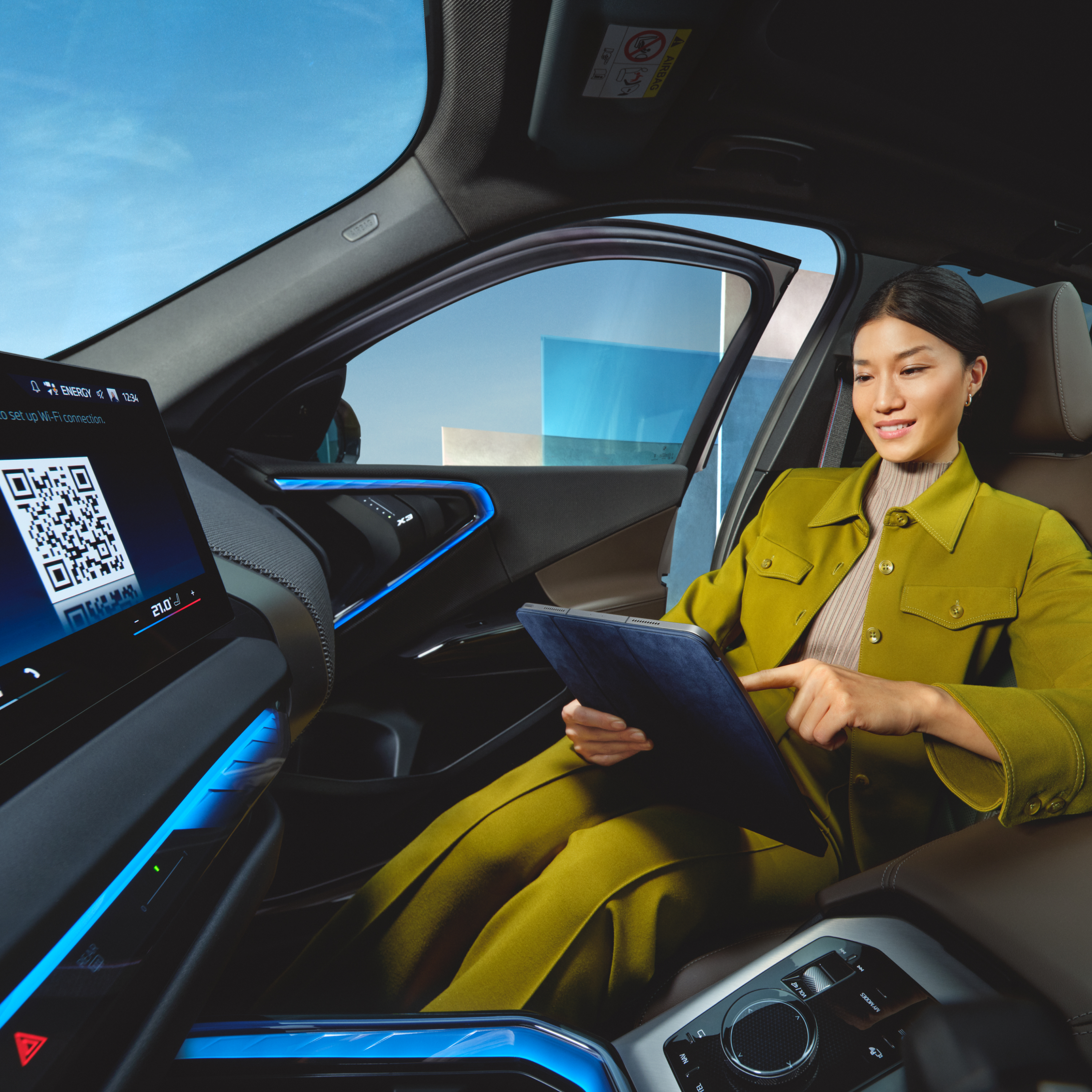 Person bedient Tablet in BMW