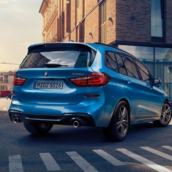 Exterieur BMW 2er Gran Tourer F46 Exterieur BMW 2er Gran Tourer 220d xDrive F46 Facelift 2018 Misano Blaumetallic Dreiviertel-Heckansicht fahrend in Innenstadt