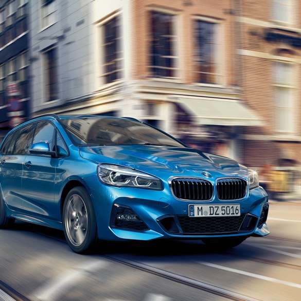 Fahrdynamik BMW 2er Gran Tourer F46 Fahrdynamik BMW 2er Gran Tourer F46 Facelift 2018 Misano Blaumetallic Dreiviertel-Frontansicht fahrend in Innenstadt