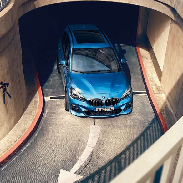 BMW 2er Gran Tourer fahrend in Parkhaus F46 BMW 2er Gran Tourer F46 Facelift 2018 Misano Blaumetallic Vogelperspektive fahrend in Parkhaus