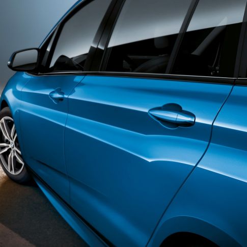 Seitenpartie BMW 2er Gran Tourer F46 Seitenpartie BMW 2er Gran Tourer F46 Facelift 2018 Misano Blaumetallic Nahaufnahme