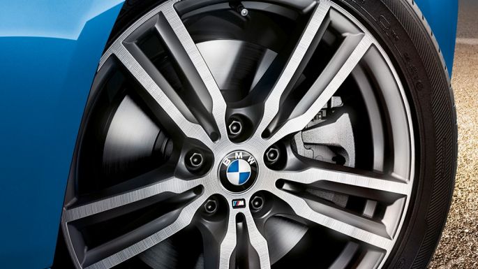 Leichtmetallräder BMW 2er Gran Tourer F46 Leichtmetallräder BMW 2er Gran Tourer F46 Facelift 2018 Misano Blaumetallic Nahaufnahme