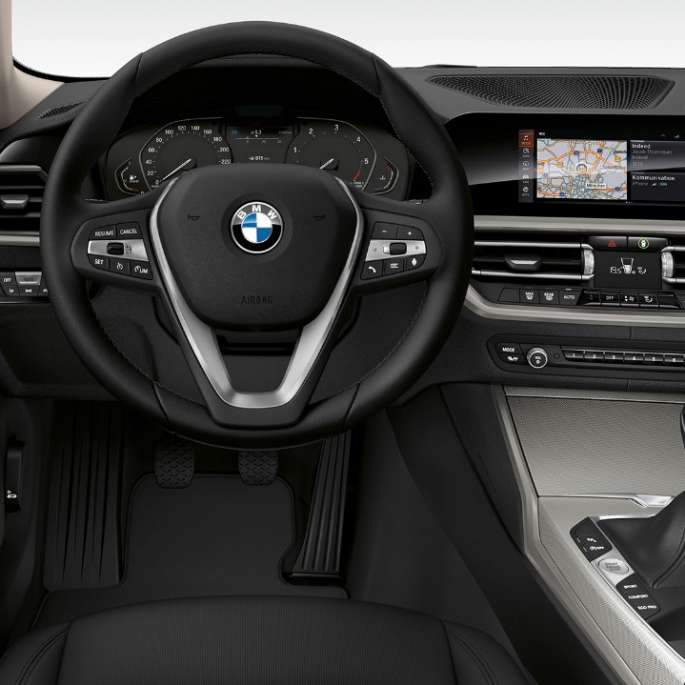 BMW 3er Limousine (G20), Modell Advantage Cockpit Frontale Nahaufnahme des fahrerseitigen Cockpits der BMW 3er Limousine (G20) mit der Ausstattung des Modells Advantage.