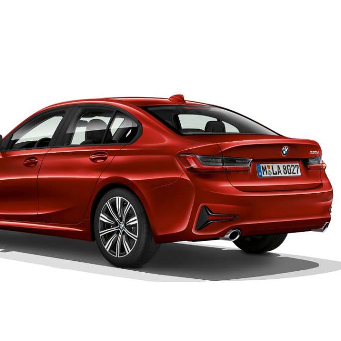 BMW 3er Limousine (G20) Modell Advantage Dreiviertel-Heckansicht der BMW 3er Limousine (G20) Modell Advantage in Melbourne Rot metallic