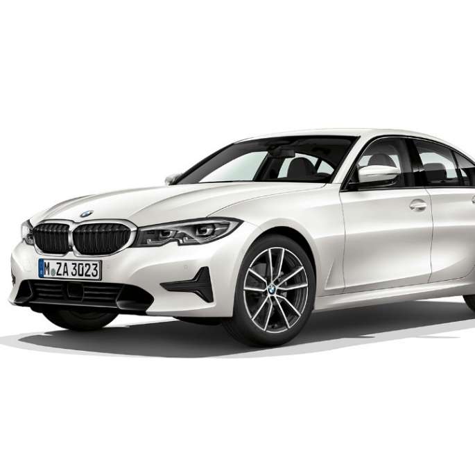 BMW 3er Limousine (G20) Modell Sport Line Dreiviertel-Frontansicht der BMW 3er Limousine (G20) Modell Sport Line in Mineralweiß metallic