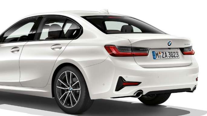 BMW 3er Limousine (G20) Modell Sport Line Dreiviertel-Heckansicht der BMW 3er Limousine (G20) Modell Sport Line in Mineralweiß metallic