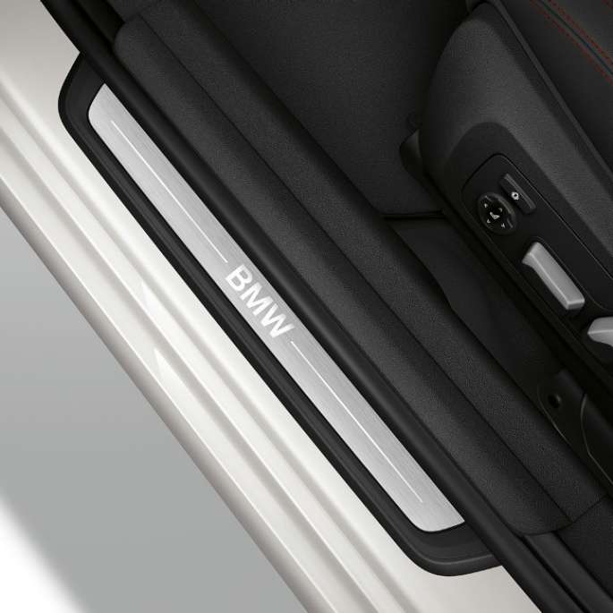 BMW 3er Limousine, Modell Sport Line Einstiegsleiste. Ansicht von oben auf die Einstiegsleiste der BMW 3er Limousine mit der Ausstattung des Modells Sport Line.