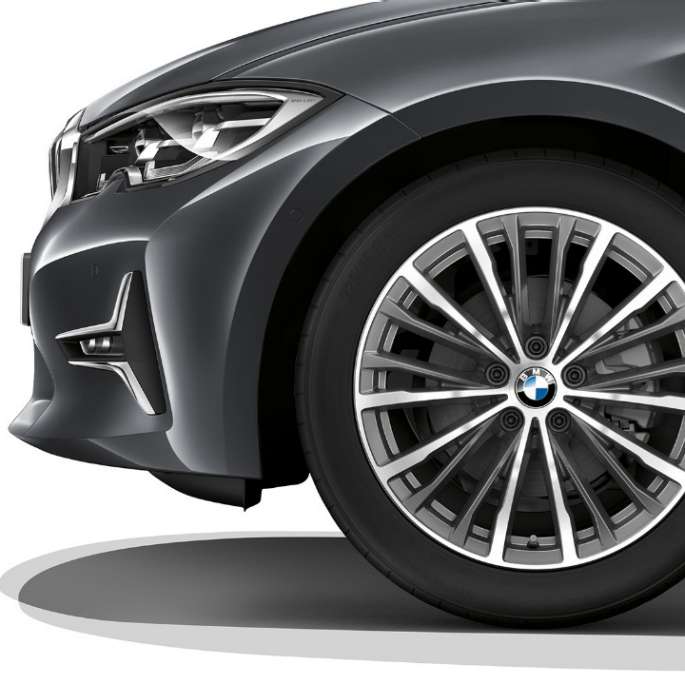BMW 3er Limousine, Modell Luxury Line Leichtmetallrad. Nahaufnahme des Leichtmetallrads der BMW 3er Limousine mit der Ausstattung des Modells Luxury Line.