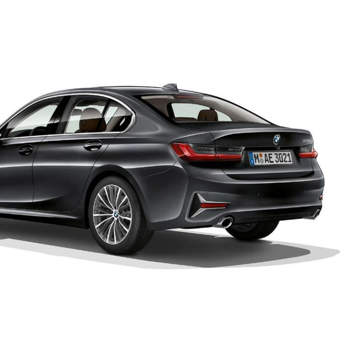 BMW 3er Limousine (G20) Modell Luxury Line Dreiviertel-Heckansicht der BMW 3er Limousine (G20) Modell Luxury Line in Mineralgrau metallic