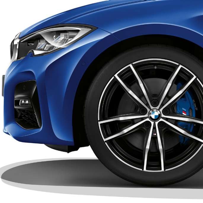 19" Leichtmetallräder Doppelspeiche 791 M Bicolor der BMW 3er Limousine (G20) Modell M Sport Nahaufnahme der 19" Leichtmetallräder Doppelspeiche 791 M Bicolor der BMW 3er Limousine (G20) Modell M Sport in Portimao Blau