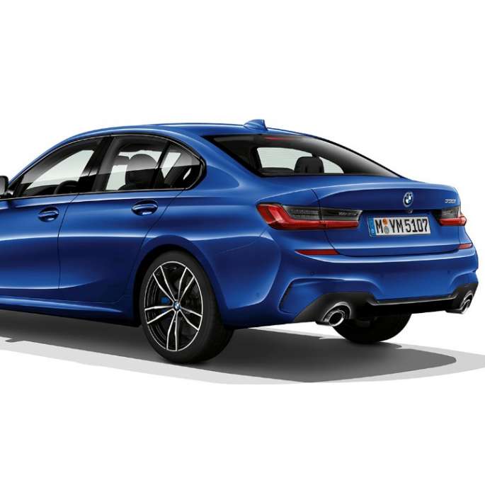 BMW 3er Limousine (G20) Modell M Sport Dreiviertel-Heckansicht der BMW 3er Limousine (G20) Modell M Sport in Portimao Blau