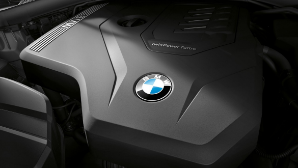 BMW 3er Limousine, BMW TwinPower Turbo 4-Zylinder Benzinmotor. Nahaufnahme des BMW TwinPower Turbo 4-Zylinder Benzinmotors in der BMW 3er Limousine.