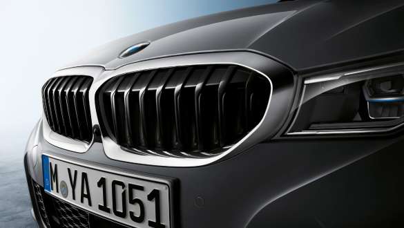 BMW 3er Limousine, Steptronic Sport Getriebe. Detailaufnahme aus der Vogelperspektive von der Mittelkonsole der BMW 3er Limousine mit Schaltknauf und Steptronic Sport Getriebe.