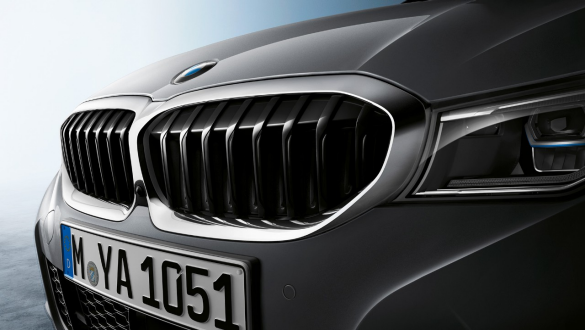 BMW 3er Limousine, Steptronic Sport Getriebe. Detailaufnahme aus der Vogelperspektive von der Mittelkonsole der BMW 3er Limousine mit Schaltknauf und Steptronic Sport Getriebe.