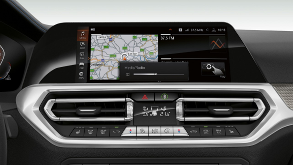 BMW 3er Limousine, BMW Gestiksteuerung. Frontale Nahaufnahme des Cockpit Displays der BMW 3er Limousine mit BMW Gestiksteuerung.