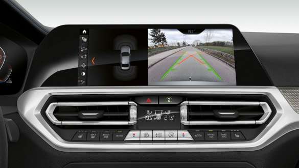 Control Display der BMW 3er Limousine (G20) mit Parking Assistant Plus Front-Nahaufnahme des Control Displays der BMW 3er Limousine (G20) mit Parking Assistant Plus.