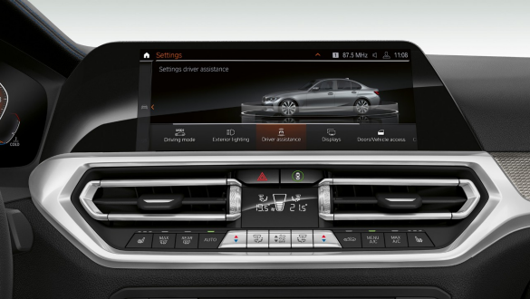BMW 3er Limousine, Driving Assistant Professional. Frontale Nahaufnahme des Cockpit Displays der BMW 3er Limousine mit Driving Assistant Professional.