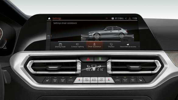 Control Display der BMW 3er Limousine (G20) mit Driving Assistant Professional Front-Nahaufnahme des Control Displays der BMW 3er Limousine (G20) mit Driving Assistant Professional.
