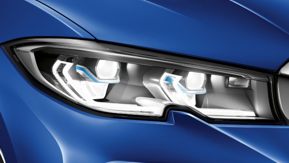 BMW 3er Limousine, BMW Laserlicht. Seitliche Nahaufnahme des linken Frontscheinwerfers mit BMW Laserlicht.
