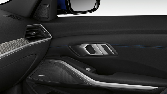 BMW 3er Limousine, Harman Kardon Surround Sound System Nahaufnahme der inneren Beifahrertür beleuchtetem mit eingebautem, beleuchtetem Lautsprecher des Harman Kardon Surround Sound Systems.