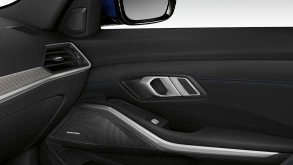 BMW 3er Limousine, Harman Kardon Surround Sound System Nahaufnahme der inneren Beifahrertür beleuchtetem mit eingebautem, beleuchtetem Lautsprecher des Harman Kardon Surround Sound Systems.