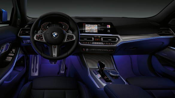 BMW 3er Limousine, Ambientes Licht Frontaufnahme des fahrerseitigen Cockpits der BMW 3er Limousine mit blau beleuchtetem Fussraum durch ambientes Licht.