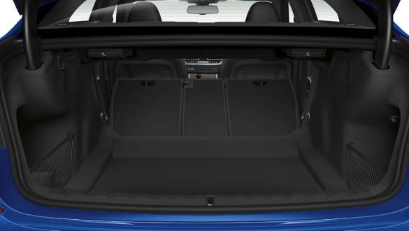 BMW 3er Limousine, Durchladesystem Nahaufnahme des geöffnetemn Kofferraums mit halb umgeklappter Rücksitzreihe.