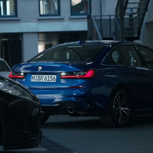 BMW 3er Limousine (G20) mit Rückfahrassistent Heckaufnahme der BMW 3er Limousine (G20) Portimao Blau mit Rückfahrassistent.