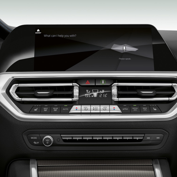 BMW 3er Limousine, BMW Intelligent Personal Assistant. Nahaufnahme des Cockpit Displays mit BMW Intelligent Personal Assistant der BMW 3er Limousine.