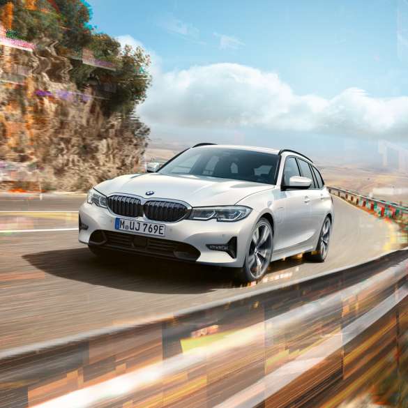 BMW 3er Touring, BMW 330e Plug-in-Hybrid BMW 3er Touring, BMW 330e Plug-in-Hybrid bei Fahrt auf Brücke