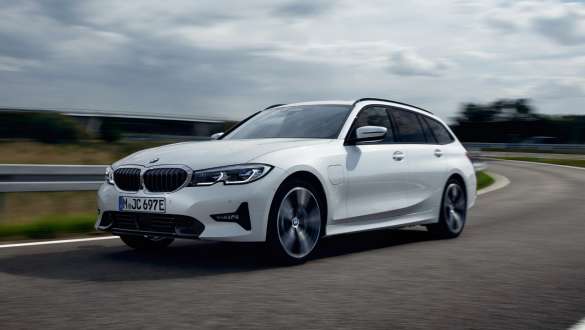Plug-in-Hybrid BMW 3er Touring 2021 (G21) Dreiviertel-Frontansicht fahrend Plug-in-Hybrid BMW 3er Touring 2021 (G21) Dreiviertel-Frontansicht fahrend auf Straße