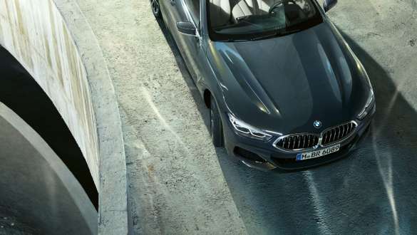 BMW M850i xDrive Dravitgrau metallic, fahrend, Front aus der Vogelperspektive, Integral Aktivlenkung. BMW M850i xDrive Dravitgrau metallic, fahrend, Front aus der Vogelperspektive, Integral Aktivlenkung.