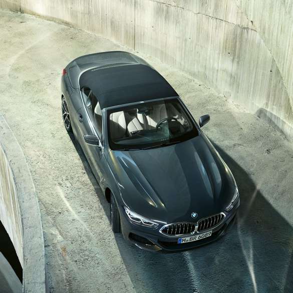 BMW M850i xDrive Dravitgrau metallic mit Stoffverdeck in Schwarz, Vogelperspektive. BMW M850i xDrive Dravitgrau metallic mit Stoffverdeck in Schwarz, Vogelperspektive.