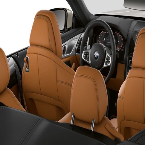 BMW M850i xDrive, Interieur bei geöffnetem Stoffverdeck. BMW M850i xDrive, Interieur bei geöffnetem Stoffverdeck.