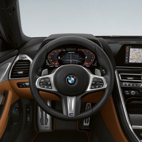 BMW M850i xDrive, M Lederlenkrad mit Schaltwippen und Multifunktion. BMW M850i xDrive, M Lederlenkrad mit Schaltwippen und Multifunktion.