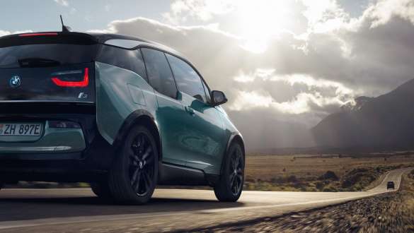 BMW i3 2018 Dreiviertel-Heckansicht fahrend auf Landstraße BMW i3 I01 2018 Jucarobeige mit Akzent Frozen Grey metallic Dreiviertel-Heckansicht fahrend auf Landstraße