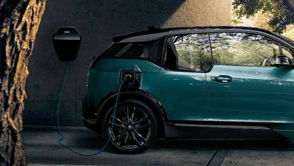 BMW i3 2018 an BMW Wallbox BMW i3 I01 2018 Jucarobeige mit Akzent Frozen Grey metallic ladend an BMW Wallbox