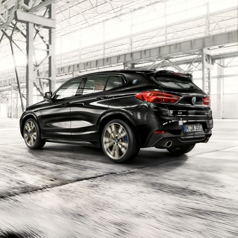 M Heckspoiler BMW X2 M35i SUV F39 M Heckspoiler BMW X2 M35i SUV Saphirschwarz metallic F39 Dreiviertel-Heckansicht