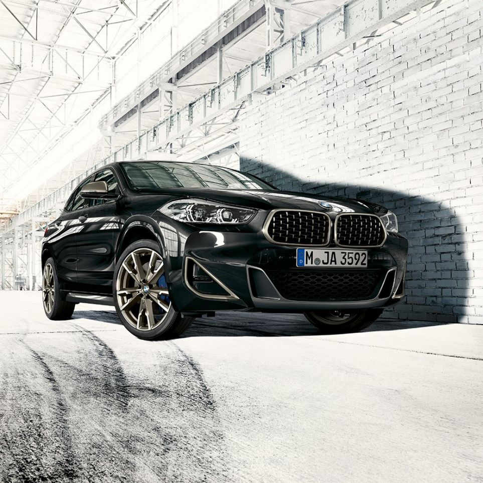 Doppelniere BMW X2 M35i SUV F39 BMW Doppelniere BMW X2 M35i SUV Saphirschwarz metallic F39 Dreiviertel-Frontansicht