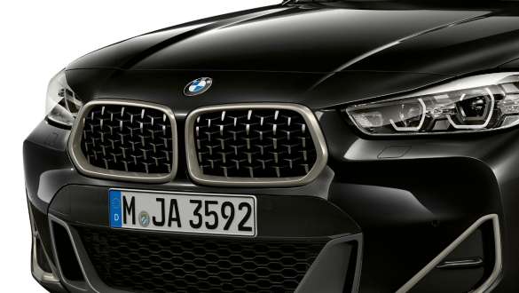 Doppelniere BMW X2 M35i SUV F39 BMW Doppelniere in Mesh-Design BMW X2 M35i SUV Saphirschwarz metallic F39 Dreiviertel-Frontansicht