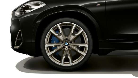 M Sportbremse BMW X2 M35i M Sportbremse BMW X2 M35i Saphirschwarz metallic F39 Nahaufnahme Rad