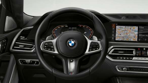 BMW X6 M50i Innenraum M Lederlenkrad G06 Nahaufnahme BMW X6 M50i G06 2018 SUV Innenraum M Lederlenkrad