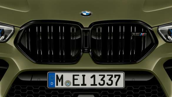 M spezifisches Frontziergitter des BMW X6 M Competition F96 M spezifisches Frontziergitter BMW X6 M Competition F96 2020 SUV BMW Individual Sonderlackierung Urban Green Exterieur