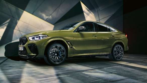 BMW X6 M Competition mit M xDrive F96 BMW X6 M Competition mit M xDrive BMW Individual Sonderlackierung Urban Green F96 2020 SUV Seitenansicht