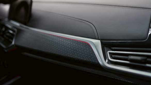 BMW Individual Interieurleiste 'Fineline' schwarz mit Aluminiumeinlegern BMW X6 Edition Black Vermilion G06 2021 Interieur BMW Individual Interieurleiste 'Fineline' schwarz mit Aluminiumeinlegern BMW X6 Edition Black Vermilion G06 2021 Interieur