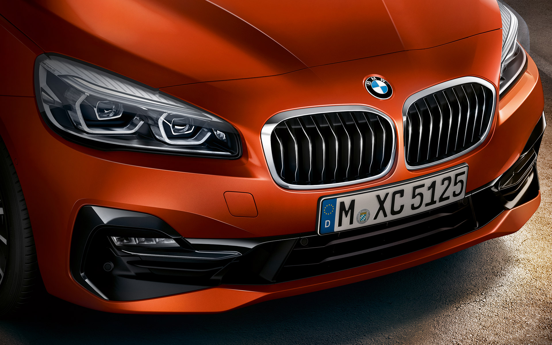 Nahaufnahme der Vorderseite eines BMW 2er Active Tourer Nahaufnahme der Vorderseite eines BMW 2er Active Tourer