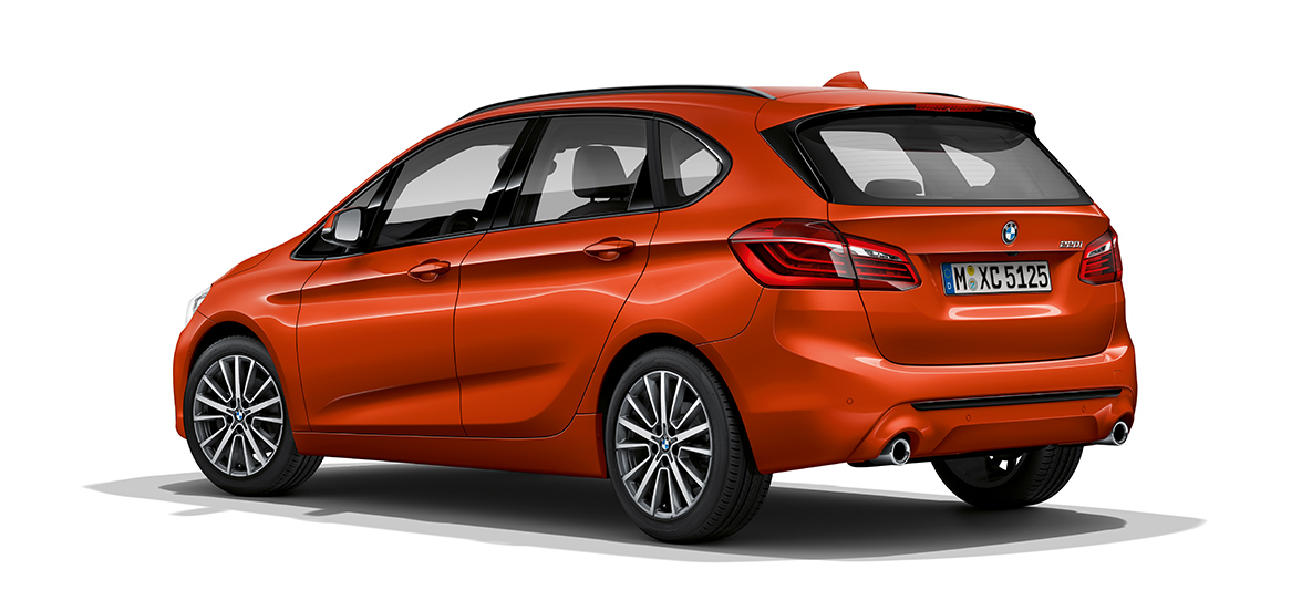 Heckansicht eines orangenen 2er BMW Active Tourer Heckansicht eines orangenen 2er BMW Active Tourer