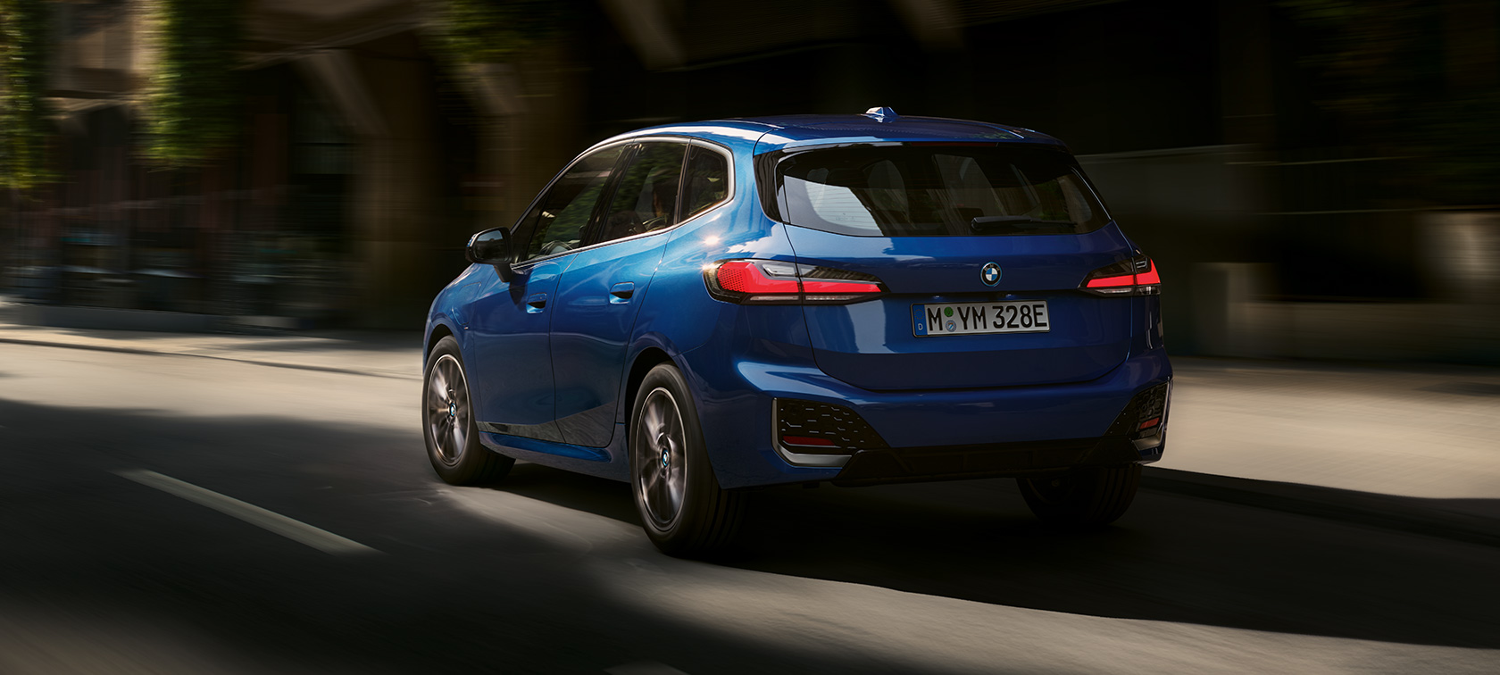 BMW 2er Active Tourer 230e xDrive Plug-in-Hybrid U06 2021 M Portimao Blau metallic Dreiviertel-Frontansicht an der Ladesäule
