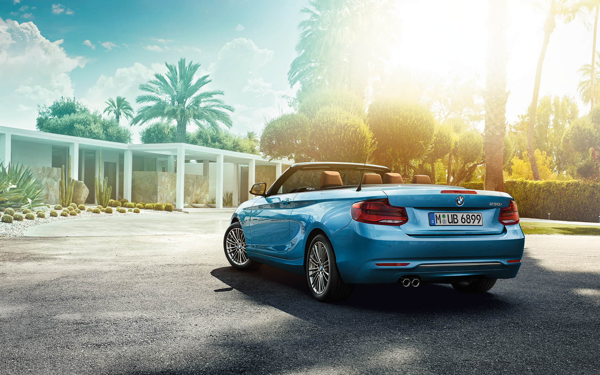 Geparktes BMW 230i Cabrio vor modernem Haus, Heckansicht Geparktes BMW 230i Cabrio vor modernem Haus, Heckansicht