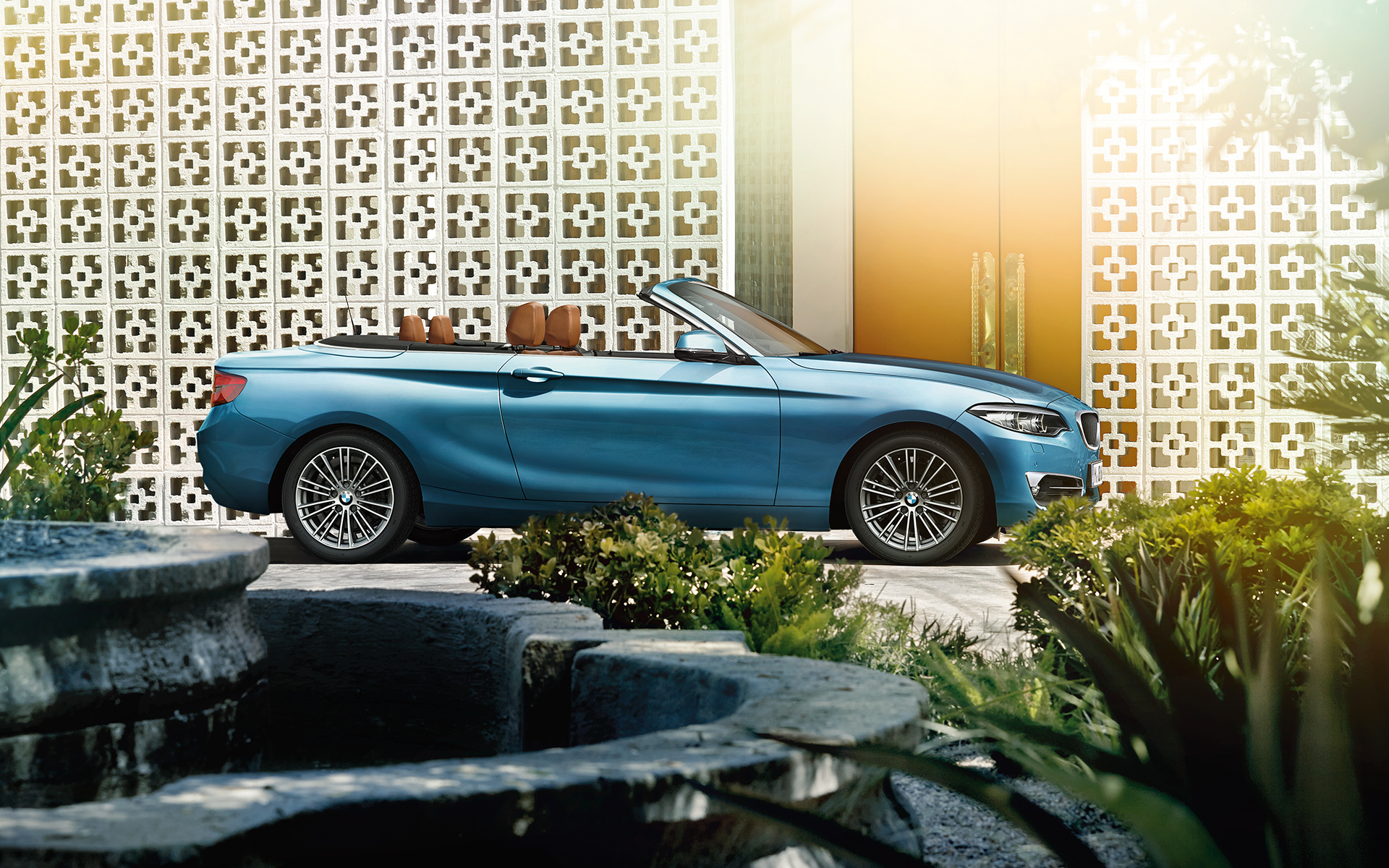 BMW 2er Cabrio direkt vor der Haustür eines modernen Hauses geparkt, Seitenansicht BMW 2er Cabrio direkt vor der Haustür eines modernen Hauses geparkt, Seitenansicht